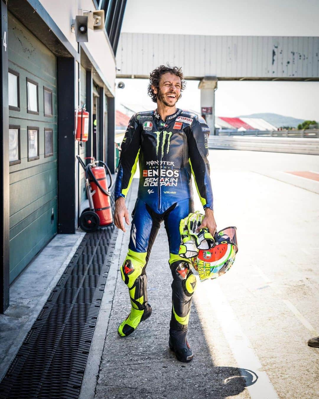 バレンティーノ・ロッシさんのインスタグラム写真 - (バレンティーノ・ロッシInstagram)「Back on tarmac Training at the @misanoworldcircuit with the R1  @vr46ridersacademyofficial 📸 @camilss」5月24日 3時37分 - valeyellow46