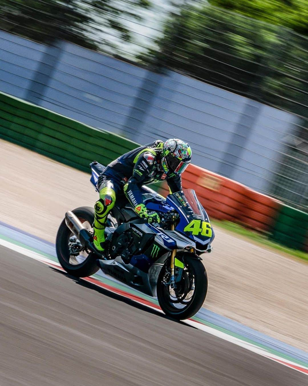 バレンティーノ・ロッシさんのインスタグラム写真 - (バレンティーノ・ロッシInstagram)「Back on tarmac Training at the @misanoworldcircuit with the R1  @vr46ridersacademyofficial 📸 @camilss」5月24日 3時37分 - valeyellow46