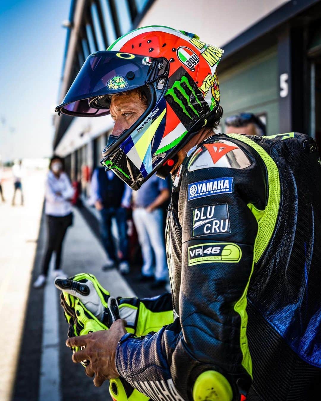 バレンティーノ・ロッシのインスタグラム：「Back on tarmac Training at the @misanoworldcircuit with the R1  @vr46ridersacademyofficial 📸 @camilss」