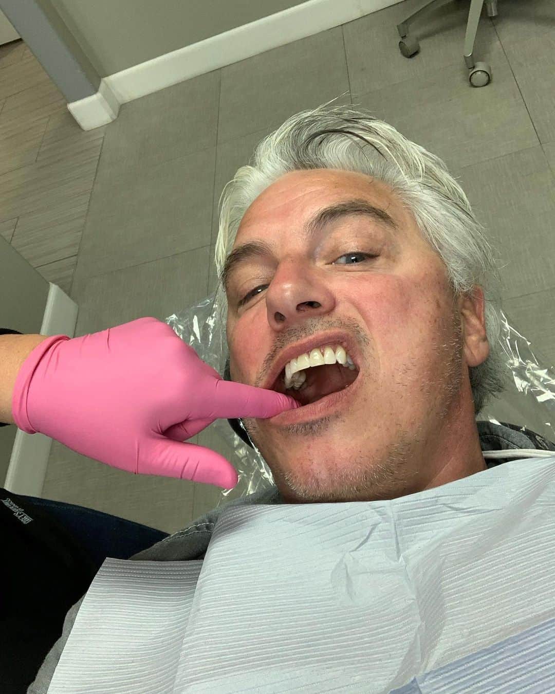 ジョン・バロウマンさんのインスタグラム写真 - (ジョン・バロウマンInstagram)「My teeth are shining and #fabulous Thanks Steven for the cleaning and again to Dr Scott Shepherd and the team at Palm Springs Family Dentistry I will make you a #whovian I just have to get you a tv. Jb . . #dentist #palmsprings #cosmeticdentistry #doctorwho #torchwood #captainjackharkness」5月24日 3時44分 - johnscotbarrowman