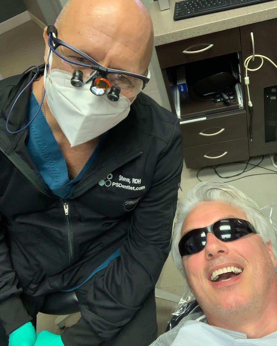 ジョン・バロウマンさんのインスタグラム写真 - (ジョン・バロウマンInstagram)「My teeth are shining and #fabulous Thanks Steven for the cleaning and again to Dr Scott Shepherd and the team at Palm Springs Family Dentistry I will make you a #whovian I just have to get you a tv. Jb . . #dentist #palmsprings #cosmeticdentistry #doctorwho #torchwood #captainjackharkness」5月24日 3時44分 - johnscotbarrowman