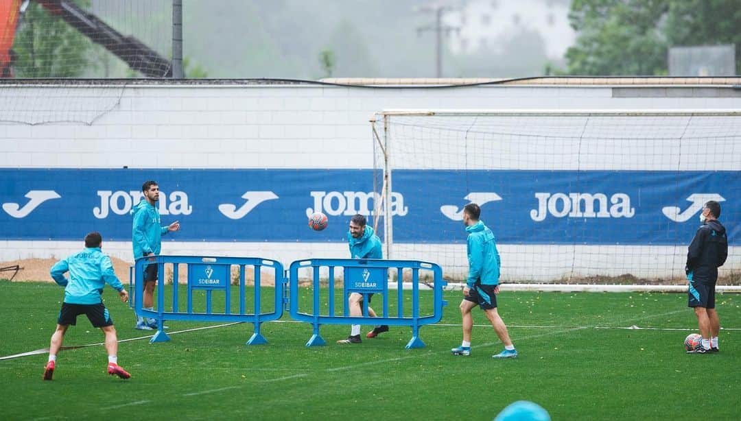 シャルレス・ジアス・ジ・オリベイラのインスタグラム：「Dia de futvôlei quem ganhou? @poliveira15oficial @rafa_elsoares 😉🤔🔴🔵 @pablodeblasis32」
