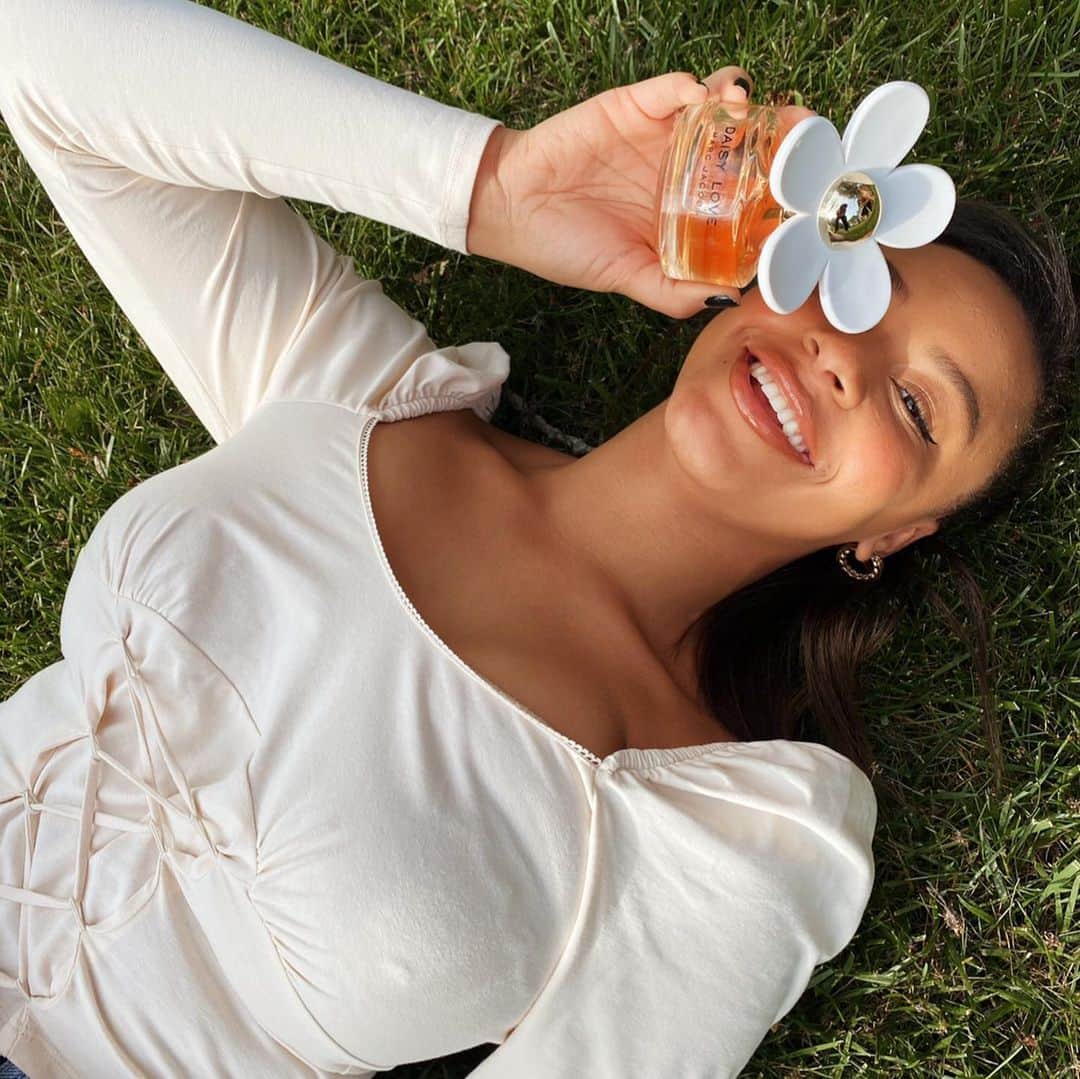 Nia Sioux Frazierさんのインスタグラム写真 - (Nia Sioux FrazierInstagram)「@marcjacobsfragrances asked me to share something that makes me feel positive and I love sitting in my backyard, breathing in the fresh air, and looking around at nature. What makes you feel positive? #mjdaisy #mjpartner #friendsofdaisy @sephora」5月24日 4時23分 - niasioux