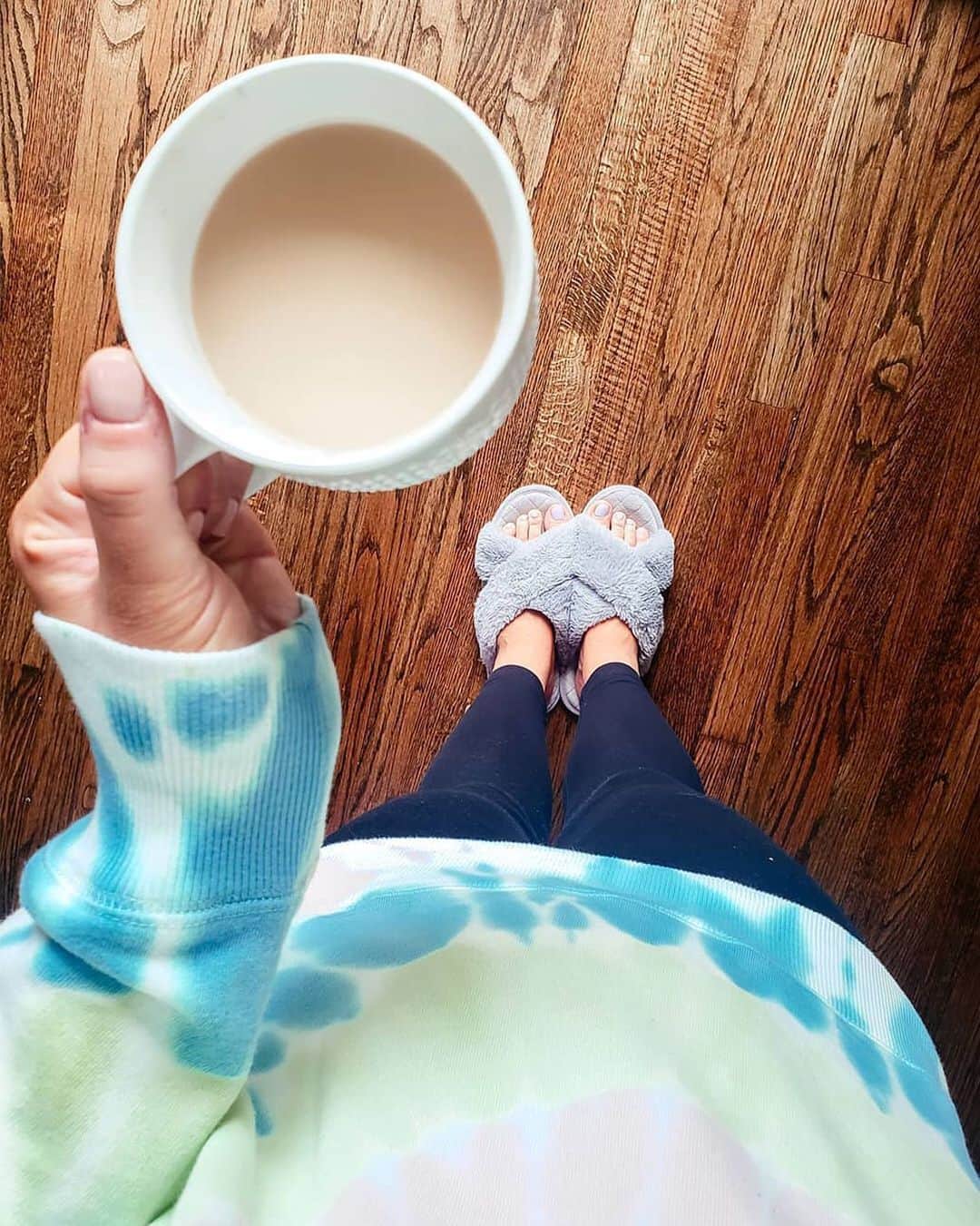 ロック&リパブリックのインスタグラム：「Tie-dye + slippers + coffee = the perfect Saturday. ☕️How are you staying cozy this weekend? Share with #KohlsFinds for a chance to be featured! #regram @simplystyledcloset #Kohls」