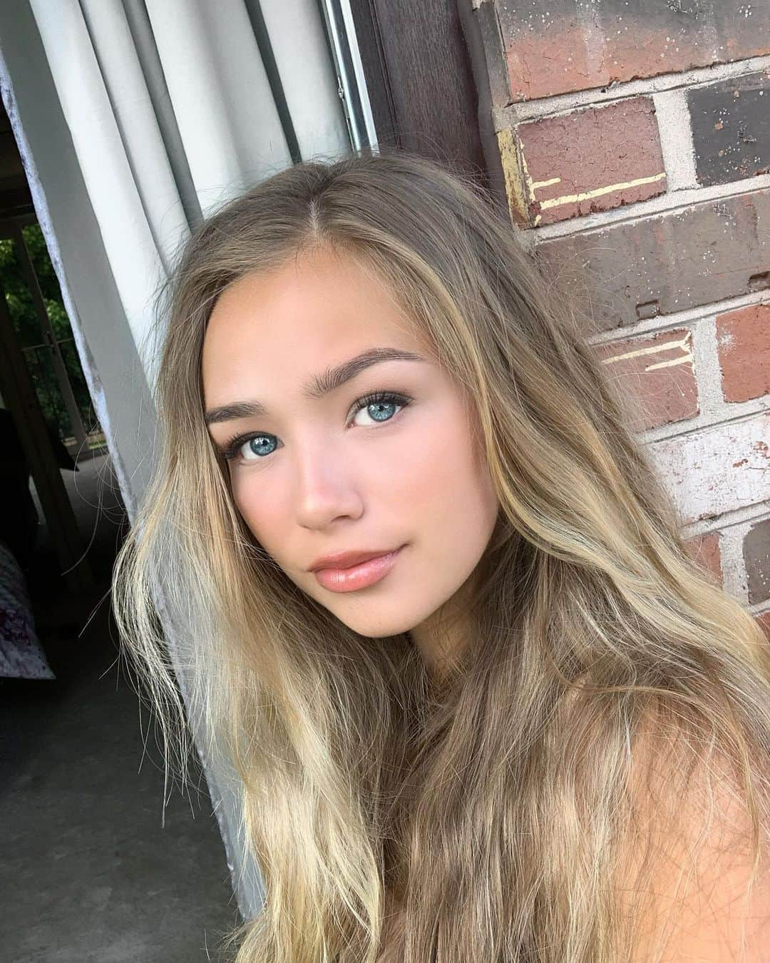 コニー・タルボットさんのインスタグラム写真 - (コニー・タルボットInstagram)「Happy saturday🖤」5月24日 4時36分 - officialconnietalbot