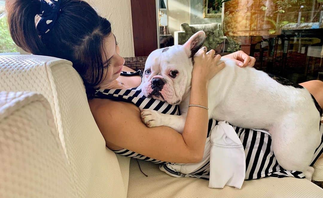 ステファニー・ブリットのインスタグラム：「Aproveitando enquanto não tem mais um pra dividir o colo da mamãe... ❤️」
