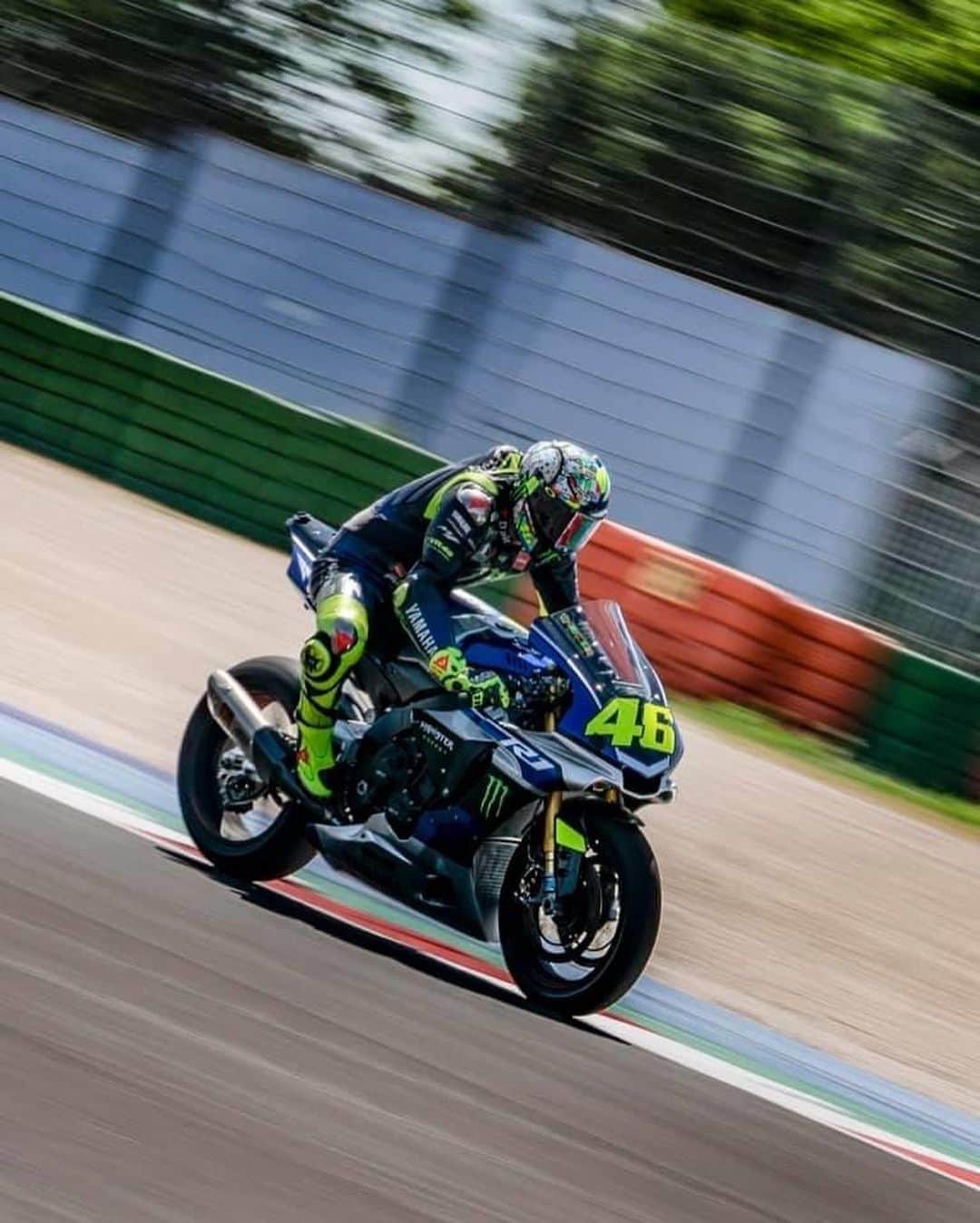 MotoGPさんのインスタグラム写真 - (MotoGPInstagram)「The Doctor is back at his playground 🤩 #SwipeLeft ⬅️ to see @valeyellow46 riding the R1 at @misanoworldcircuit 👀 That happy face says it all! 😁 #MotoGP #VR46 #Motorcycle #Racing #Motorsport」5月24日 4時44分 - motogp