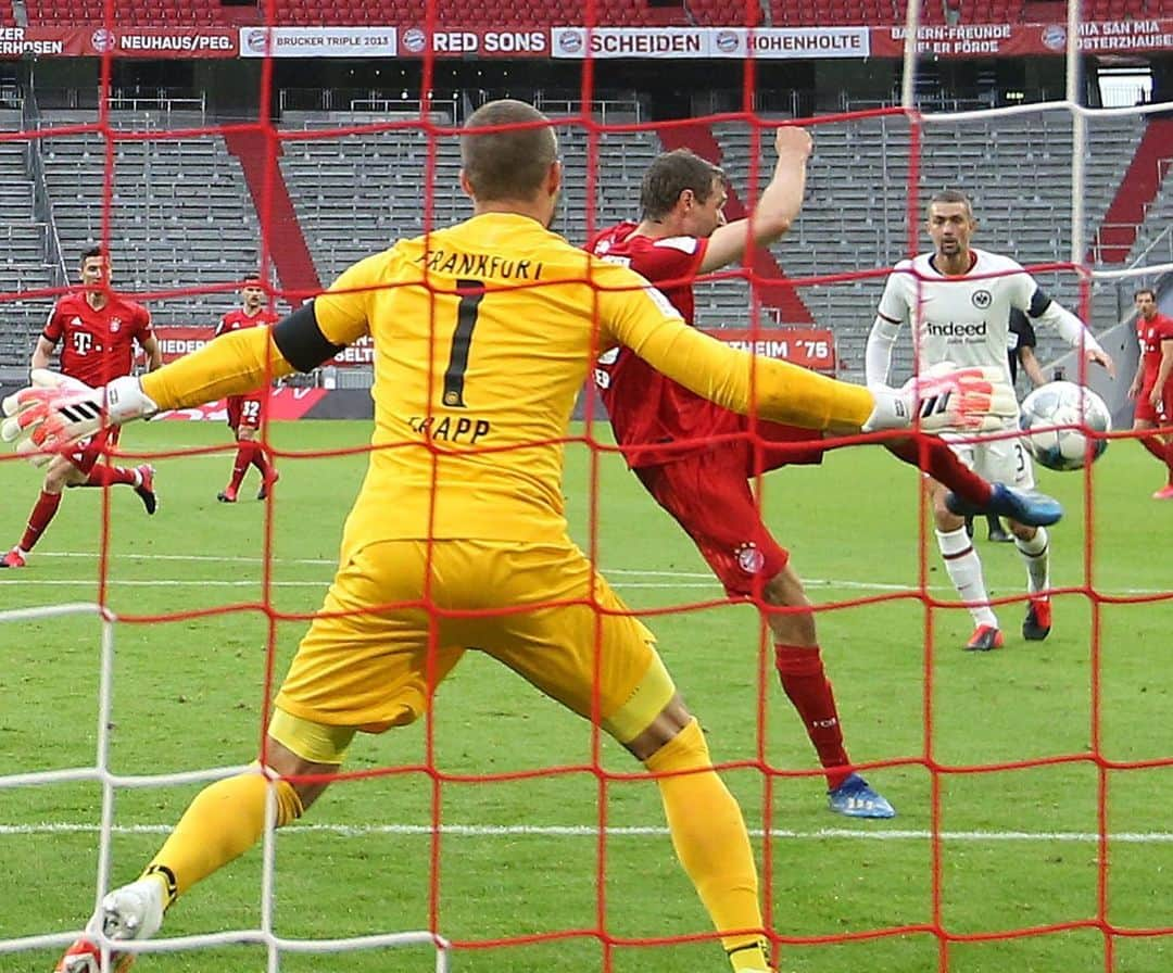 トーマス・ミュラーさんのインスタグラム写真 - (トーマス・ミュラーInstagram)「We have won 5:2 against @eintrachtfrankfurt. 😀🖐 It was the first behind-closed-door match at @allianzarena. Strange! And now we are waiting for the big match on Tuesday. ⚽️ #packmas #fcbayern #FCBSGE #bundesliga #esmuellert #topspiel #miasanmia」5月24日 4時56分 - esmuellert