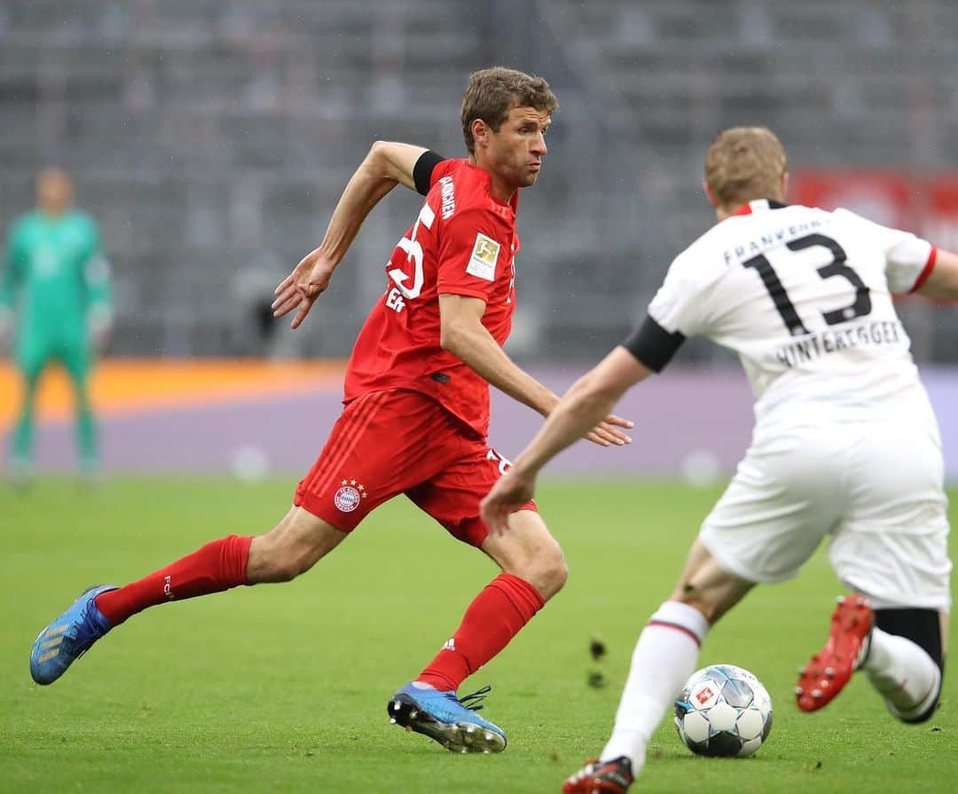 トーマス・ミュラーのインスタグラム：「We have won 5:2 against @eintrachtfrankfurt. 😀🖐 It was the first behind-closed-door match at @allianzarena. Strange! And now we are waiting for the big match on Tuesday. ⚽️ #packmas #fcbayern #FCBSGE #bundesliga #esmuellert #topspiel #miasanmia」