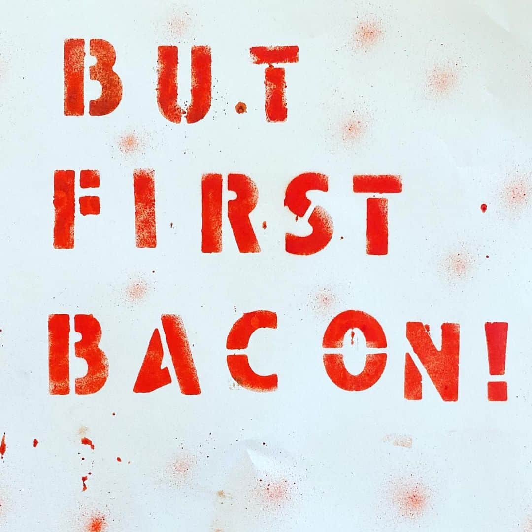 デイヴ・アスプリーさんのインスタグラム写真 - (デイヴ・アスプリーInstagram)「It’s Saturday! #priorities #bacon (This may seem like just another meme, but it’s not - my daughter Anna hand stenciled it this morning after we had some bacon from our farm for breakfast!) And yes, I had breakfast instead of my normal Bulletproof intermittent fasting. Because...bacon.」5月24日 5時07分 - dave.asprey