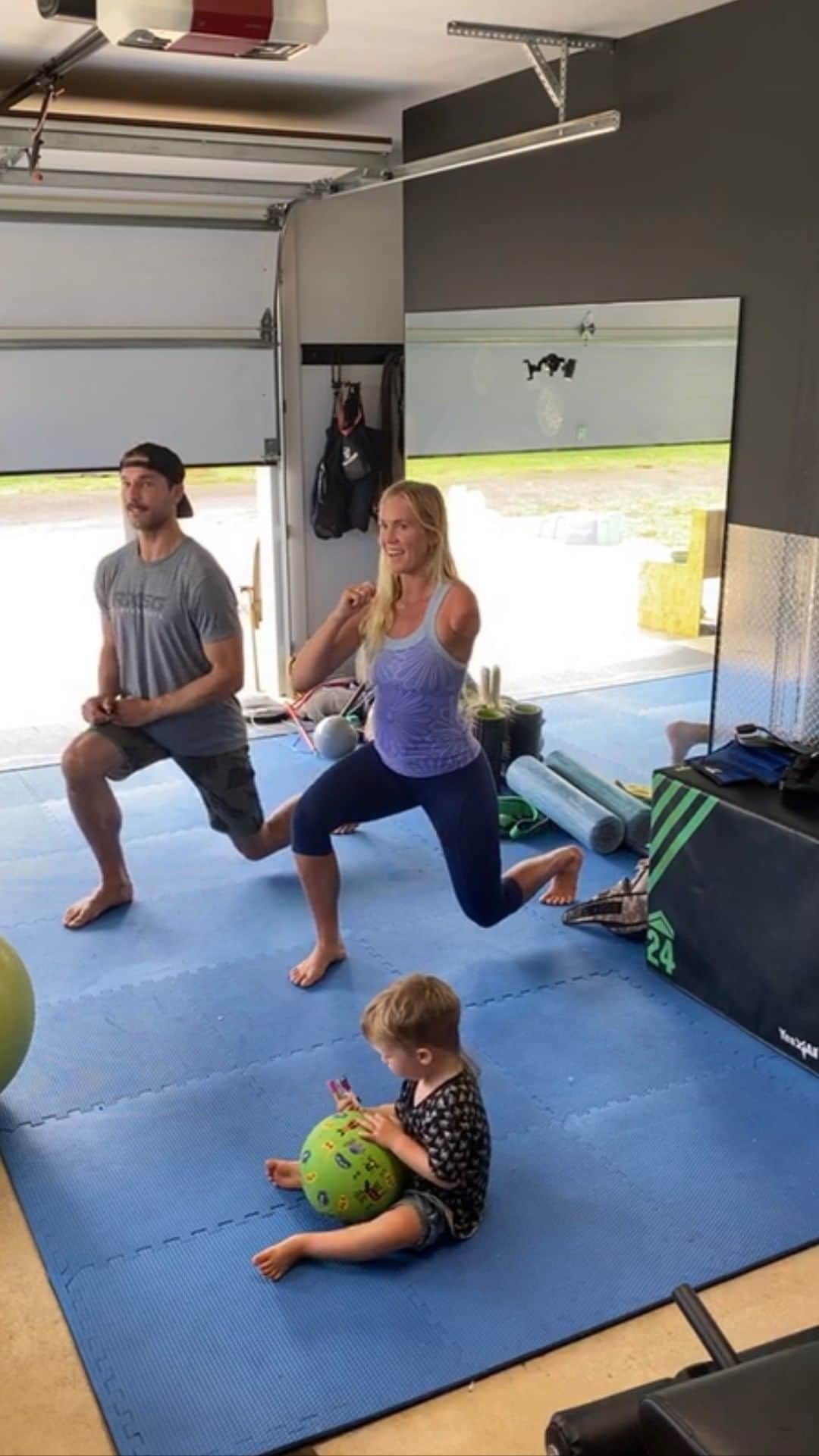 Bethany Hamiltonのインスタグラム：「This is the workout that followed after I shared about ADAPTING in the gym. Lots of solid basics- Hammered the legs, floor work, abs, and a wall sit! I hope this encourages you to find your motivation to move any which way! Don't mind the first 20 seconds while we placed the camera in position.」