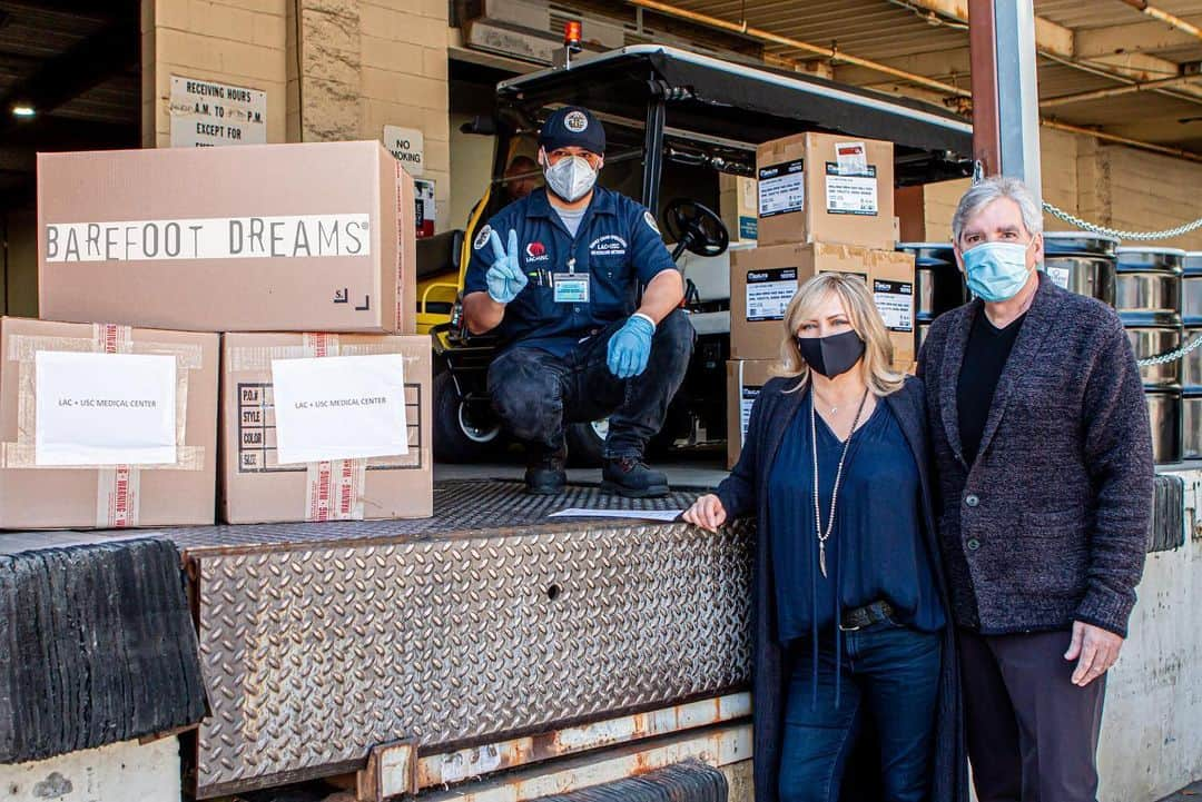 ベアフットドリームスさんのインスタグラム写真 - (ベアフットドリームスInstagram)「The Barefoot Dreams family dropped off N95 masks to local hospitals in an effort to provide some PPE to our #healthcareheroes #BarefootDreamsForGood  @butimeproductions #ValleyPresbyterianHospital @lacuscmedical @ovimchiefs」5月24日 5時13分 - barefootdreams