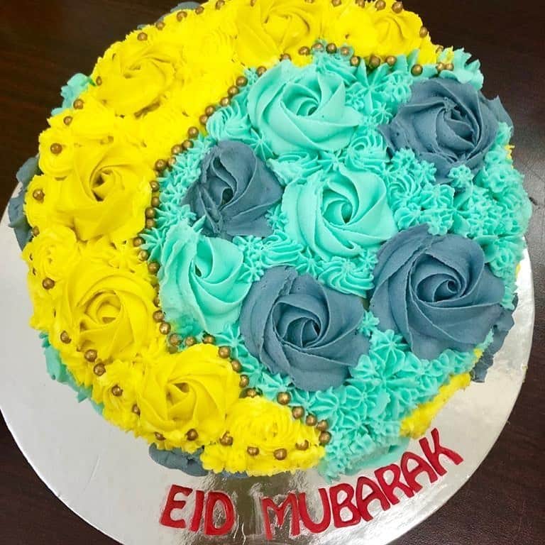 SUPER CAKESのインスタグラム：「Eid Mubarak everyone ❤️ #chocolatecake #eidmubarak #loveforchoclate #buttercreamicing #darkchoclatefiling  #lovebaking #loveforpiping #loveforrossets #spongecake #moon #greengreyandyellowicing #yummy #desserts #homebaker #doha #qatarbaker」