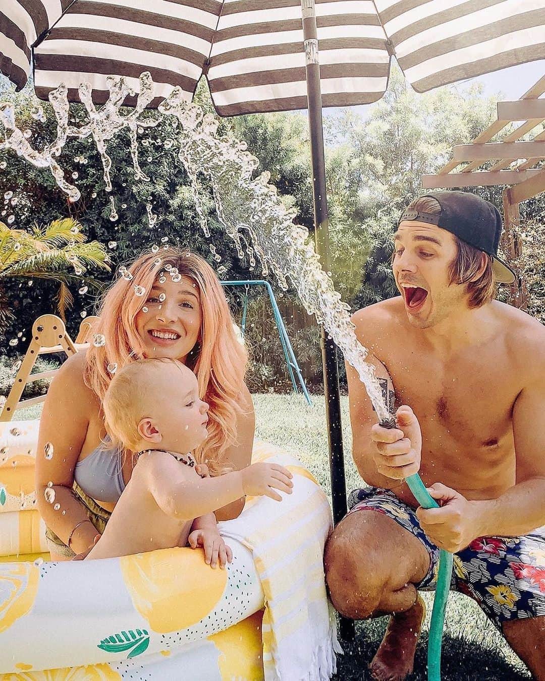 YouTubeさんのインスタグラム写真 - (YouTubeInstagram)「Splish splash it’s a backyard bash! Click the link in bio to see how @mrkate & @joeyzehr brought some summer fun into their yard 🌞」5月24日 5時27分 - youtube