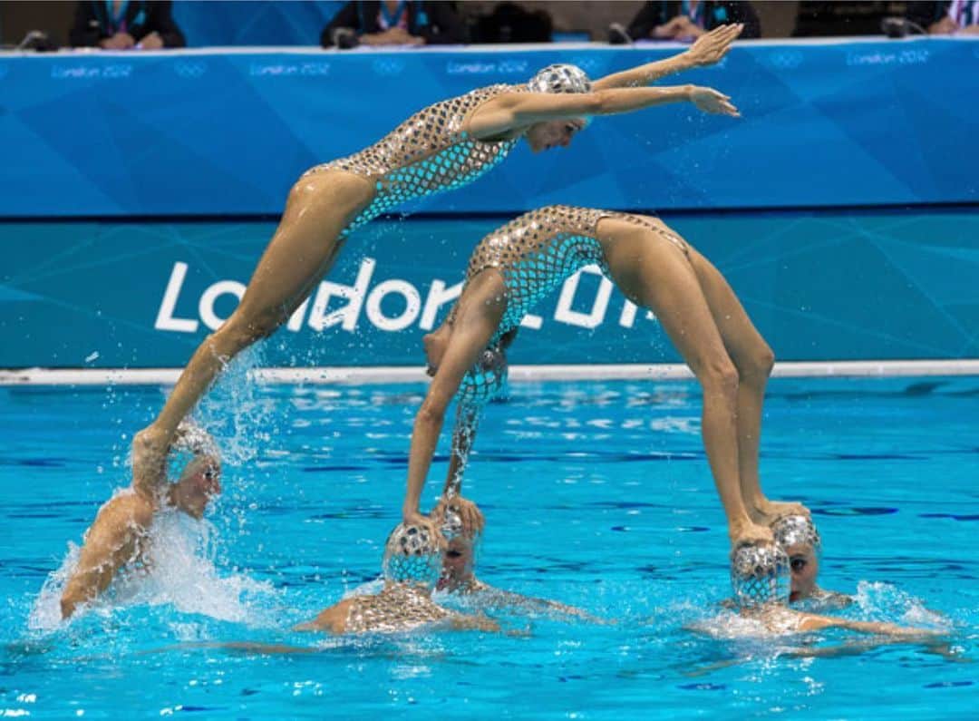 アンドレア・フエンテスのインスタグラム：「What’s the story behind this pictures? What’s the story behind our Olympic medals in London 2012? May 24th at 9am California time / 6pm Barcelona time take a coffee with the whole team to have some laughter, some inspiration and to listen all the jokes, strange stories and how we did it to achieve our goal! Can’t wait to meet with the team again!!! The session will be in Spanish on @synkrolovers YouTube Channel (link in bio!) www.youtube/c/synkrolovers (Don’t worry we will add subtitles in English once we post!)」