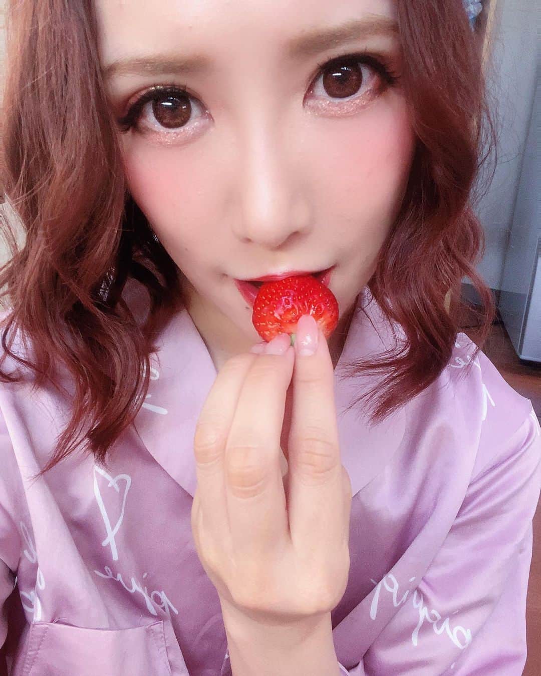 のインスタグラム：「川崎LIVE撮影会なう💃🎶 . 夜は21時からネットサイン会をツイキャスでやるよ✏️ ツイキャスビュワーのアプリをインストールしてサポートしてね❣️(配信通知がONになるよ⏰) チェキを注文してくださった方、目の前でサインしますので名前を呼ばれたらレスお願いします✨ お話しよー♪ お待ちしています😊」