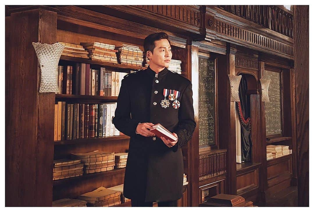 イ・ジョンジンさんのインスタグラム写真 - (イ・ジョンジンInstagram)「#더킹영원의군주 #thekingeternalmonarch 제복입은 이림 #sbs드라마 #netflix」5月24日 15時10分 - jung.jin.lee_