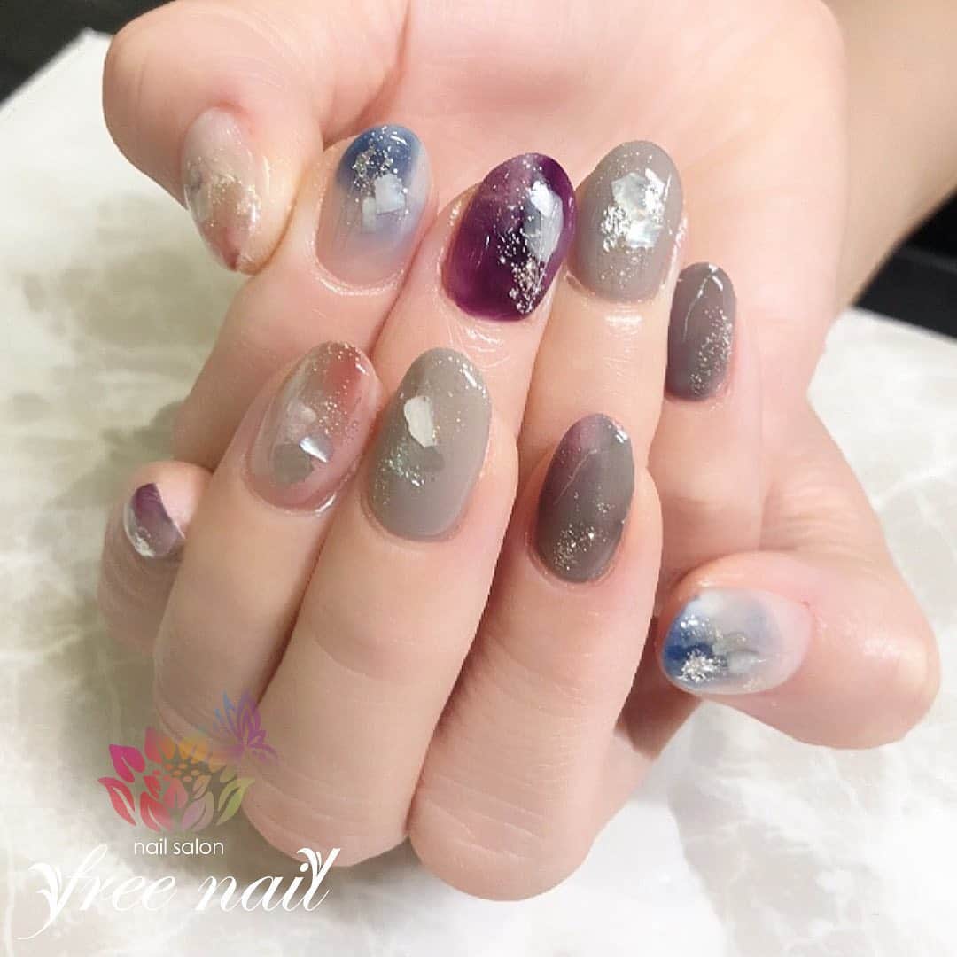 free nail フリーネイルのインスタグラム：「. お客様ネイル💅🏻🍀✨ . ニュアンスカラーネイル🌏✨ . おしゃれなラウンドネイル🌝✨ . ご来店ありがとうございました🙇🏻‍♀️🙇🏻‍♀️🙇🏻‍♀️💗 . #ネイルアート #ジェルネイル #ネイルサロン #大阪ネイルサロン #ネイルデザイン #ネイルチェンジ #ニュアンスネイル #ミシェルネイル #ラメネイル #ネイルパーツ #グレージュネイル #パープルネイル #デザインネイル #トレンドネイル #シンプルネイル #大人ネイル #ショートネイル #夏ネイル #summernails #nailsart #nailsdid #美甲 #日式美甲 #日式美甲胶 #日本美甲师 #日本美甲老师 #美甲上课 #日本胶 #フリーネイル #freenail」