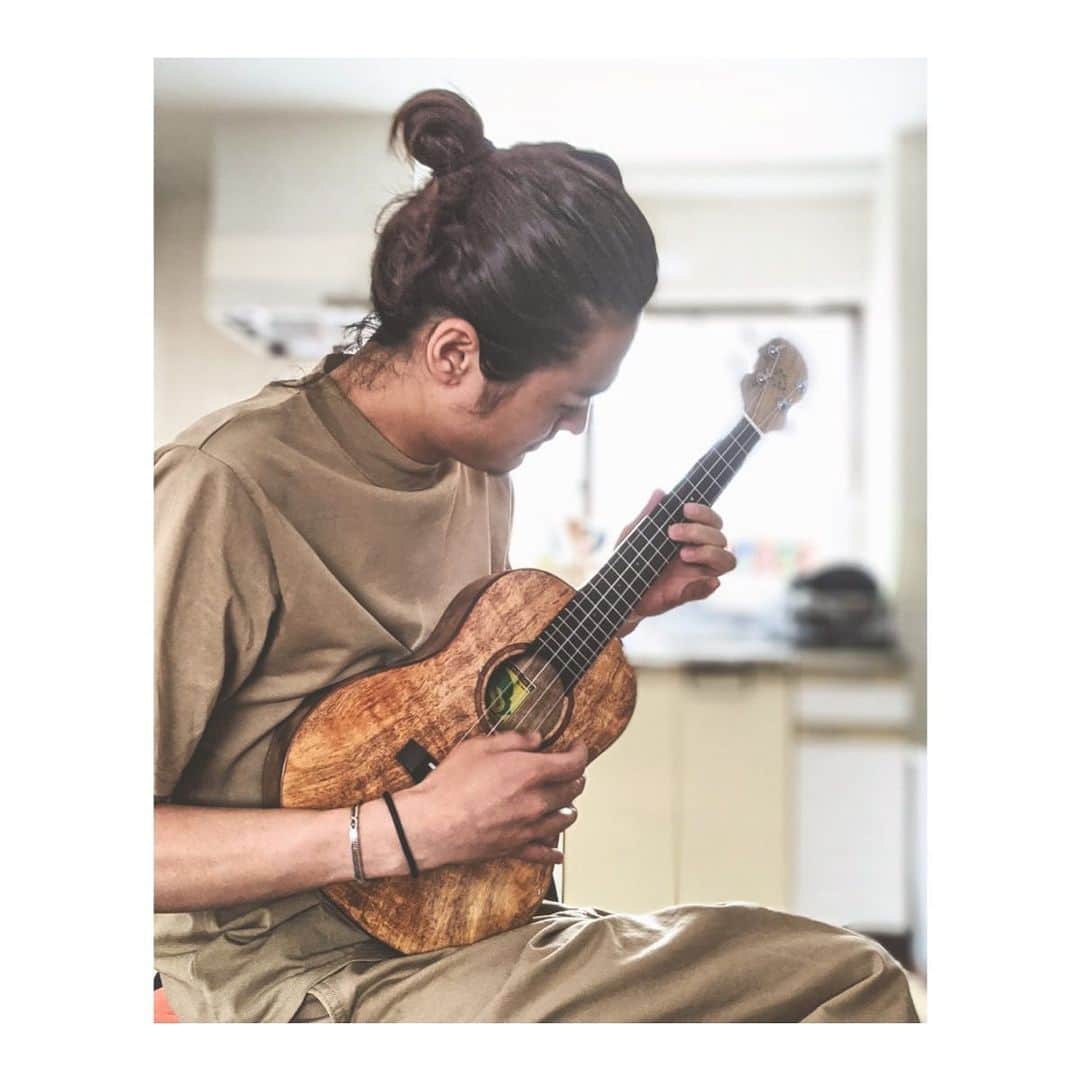 中川裕太のインスタグラム：「练习练习... 誰か、音楽隊組もうぜ。 ............... #bassethound  #surf  #actor  #演员  #日本  #中国  #电影  #映画 #ukulele」