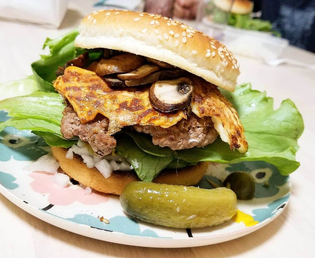 石関友梨のインスタグラム：「引越し作業の合間のワイルドバーガー  #引越しが終わる頃にはムキムキマッチョ #おうちハンバーガー #冷蔵庫にあるものをとりあえずぶちこんだ」