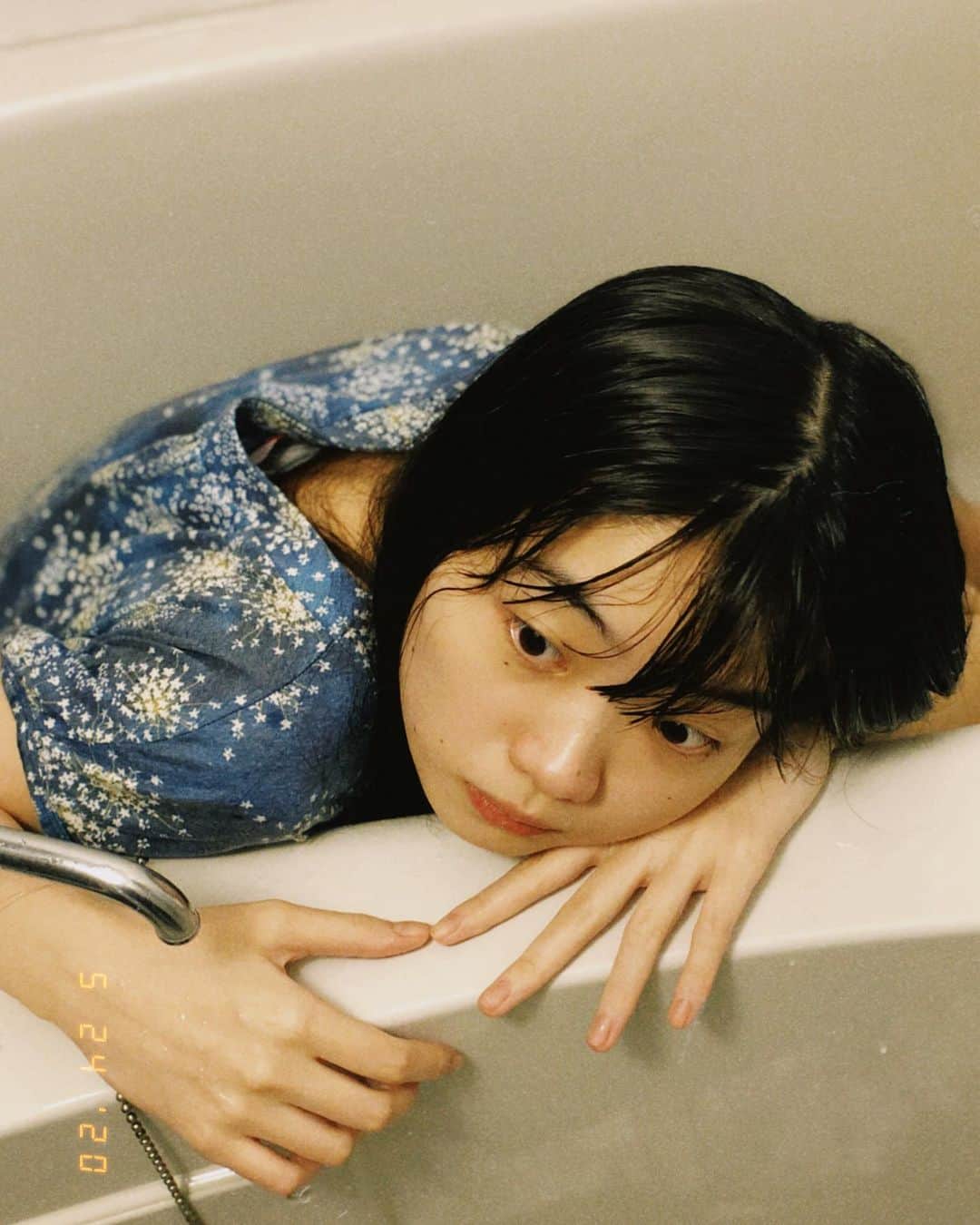 東野絢香さんのインスタグラム写真 - (東野絢香Instagram)「外に出れないので、家で撮影。 iPhoneで撮影。  馴染む〜。さすが家〜。 photo by お母さん  #ポートレート」5月24日 15時24分 - aya_kirin