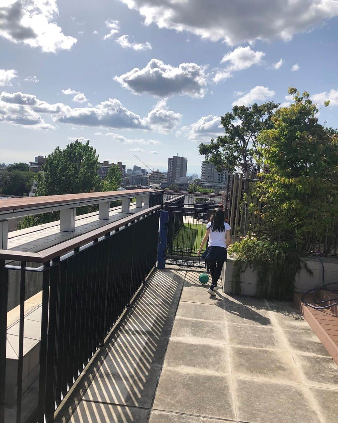 市川海老蔵 （11代目）さんのインスタグラム写真 - (市川海老蔵 （11代目）Instagram)「We’re playing soccer⚽️, but I’ve been kicked on my shin so many times and it’s a major pain😂 They’re seriously kicking so it’s hurting seriously... Ha-Ha😱💦 * サッカー⚽️ですが、 スネを蹴られまくって 激痛😂 本気に蹴ってくるので マジに痛い、、 笑笑😱💦 #市川海老蔵 #海老蔵 #成田屋 #歌舞伎 #ABKAI #ABMORI #ebizoichikawa #ebizo #kabuki #thunderparty #theater #theaterarts #actor #japan #classic」5月24日 15時25分 - ebizoichikawa.ebizoichikawa