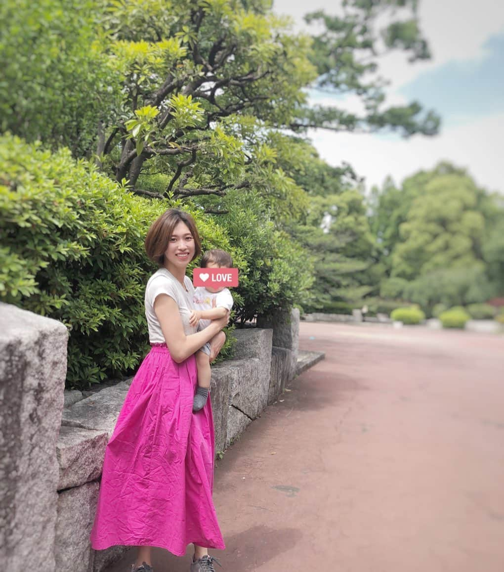 kumamoto_kaoruさんのインスタグラム写真 - (kumamoto_kaoruInstagram)「久しぶりのお外🧸 歩くのが楽しいみたいでピコピコ言わせながらひたすら歩いてるよ👶🏻で、しばらくしたら疲れた〜って抱っこって言ってくるのがお決まりのコース。  私もお化粧久しぶりで嬉しい！2年ぶりに出したスカートがシワシワで写真で見るまで気づかなかったことが残念。でも晴れて気持ちいいから良しとすることにしましょ。  #明るい色は気分が上がる #ママコーデ  #お散歩　 #1歳  #mamagirl_sugotoku」5月24日 15時29分 - kaoru_kumamoto