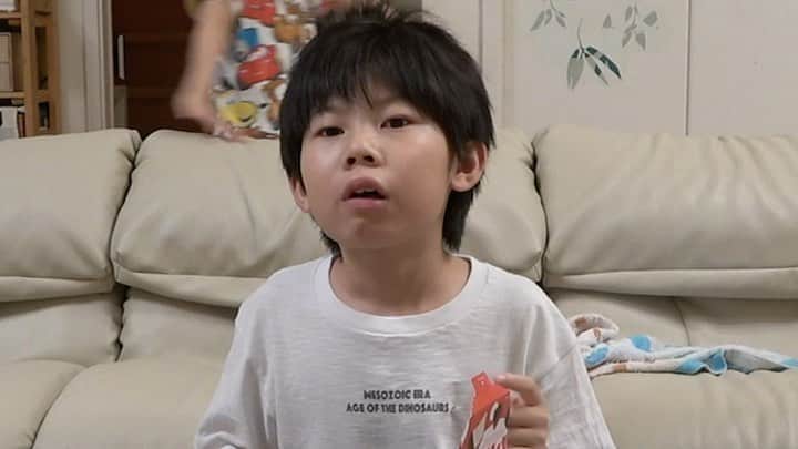 ブラザー4チャンネルのインスタグラム：「だいちゃんの夢を叶えようとドッキリを仕掛けてみました！ だいちゃんだけじゃなく皆大好きなのですが、あのアイスを大量プレゼント♬ 喜んで食べてる最中にアクシデント！！笑 飲み込まなくてよかった…。 そして、私はドラえもんらしい…おまけに二等身…笑 完全に長男にいじられました。笑 個性あふれる今日の動画も楽しんで頂けると嬉しいです♡  #ブラザー4 #4兄弟 #ドッキリ #サプライズ #歯が抜けた #ピノ #夢叶えた #brother4 #ねこのいる生活」