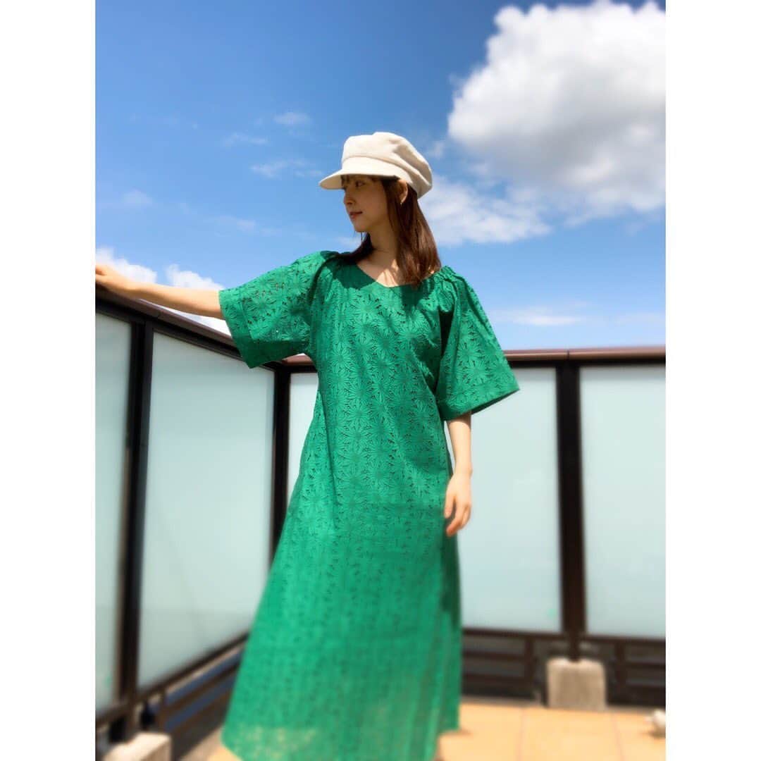 佐々木希さんのインスタグラム写真 - (佐々木希Instagram)「晴れましたね🌞 本日のお家服は、元気の出るグリーンのワンピース👗 花柄の刺繍が可愛い生地！ cotton100%で気持ちいいです。 日差し対策で帽子も。  #のぞみの私服」5月24日 16時02分 - nozomisasaki_official