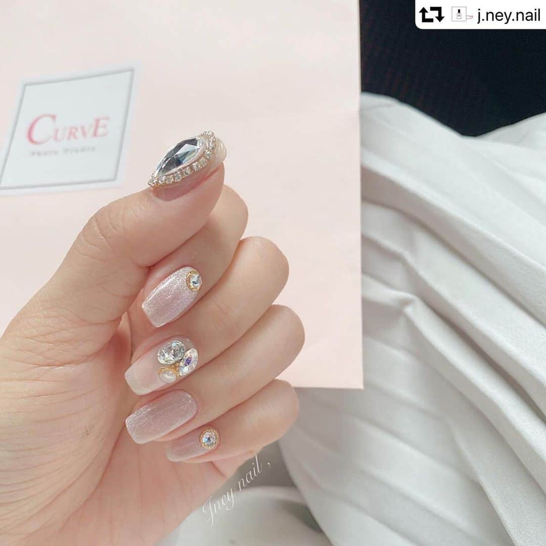 Icegel Nailさんのインスタグラム写真 - (Icegel NailInstagram)「여리여리한게 너무이뽀요😘😘❗️ #repost @j.ney.nail ・・・ 신상 오로라젤로 🤍 ⠀⠀⠀⠀⠀ 여리하게만드는 베이지빛핑크 ♡̷̷ 프로필찍으러갔는데 네일 이쁘다고 해주셨다😇 #별빛네일 ⠀⠀⠀⠀⠀ ⠀⠀⠀⠀ (원장 5월예약마감, 6월예약 서둘러주세요) 5월은 패디6만원아트 행사중입니다 🥂 ⠀⠀⠀⠀⠀ ⠀⠀⠀⠀⠀ ⠀⠀⠀⠀⠀ ⠀⠀⠀⠀⠀ ⠀⠀⠀⠀⠀ ⠀⠀⠀⠀⠀ 𝐂𝐨𝐩𝐲𝐫𝐢𝐠𝐡𝐭ⓒ 𝟐𝟎𝟏𝟓 𝐛𝐲 𝐉𝐧𝐞𝐲 𝐀𝐥𝐥 𝐫𝐢𝐠𝐡𝐭𝐬 𝐫𝐞𝐬𝐞𝐫𝐯𝐞𝐝. ⠀ ⠀⠀⠀⠀⠀ 🤳🏻 𝘬𝘢𝘬𝘢𝘰+ : 제이니네일 , 010 8431 0025 • 대구 동구 신암동 𝟑𝟐𝟓-𝟐𝟒 (주차가능) 동구청역3분 • 𝐚𝐦𝟏𝟏:𝟎𝟎-𝐩𝐦𝟐𝟏:𝟎𝟎 , ꕤ 𝙎𝙪𝙣𝙙𝙖𝙮 𝙤𝙛𝙛 • 예약양식 프로필참고, 예약후 예약금안내드려요. ⠀⠀⠀⠀⠀ ⠀⠀⠀⠀ [ 𝘯𝘢𝘪𝘭 • 𝘱𝘦𝘥𝘪 •𝘸𝘢𝘹𝘪𝘯𝘨 •𝘭𝘢𝘴𝘩𝘱𝘦𝘳𝘮 •𝘦𝘺𝘦𝘣𝘳𝘰𝘸 ] ⠀⠀⠀⠀⠀ ⠀⠀⠀⠀⠀ 💰기본가 블로그에서 확인가능합니다. 디자인아트가격은 예약방문후 상담하세요. 찌르기금지, 수강은 꼭배우고싶으신분만💕 ⠀ ⠀⠀⠀⠀⠀⠀⠀ [ 예약시간 10분이상 오버, 자동취소됩니다. 회원님들은 예치금 차감됩니다. 다이렉트확인하지않아요 , 카톡/전화로🙏🏻 당일예약취소, 노쇼고객님들 예약안되세요. 예약금 예치후 환불불가니 신중한 예약해주세요.] ⠀⠀⠀⠀⠀ ⠀⠀⠀⠀⠀ #귀여운네일 #자개네일 #투명네일 #웨딩네일 #마블네일 #스톤네일 #본식네일 #신부네일 #nails #gelnails #nailarts #pedicure #handpainted #frenchnails #그라데이션네일 #yellownails #패디큐어 #봄네일 #누드톤네일 #대리석네일 #글리터네일 #심플네일」5月24日 15時57分 - icegelnail