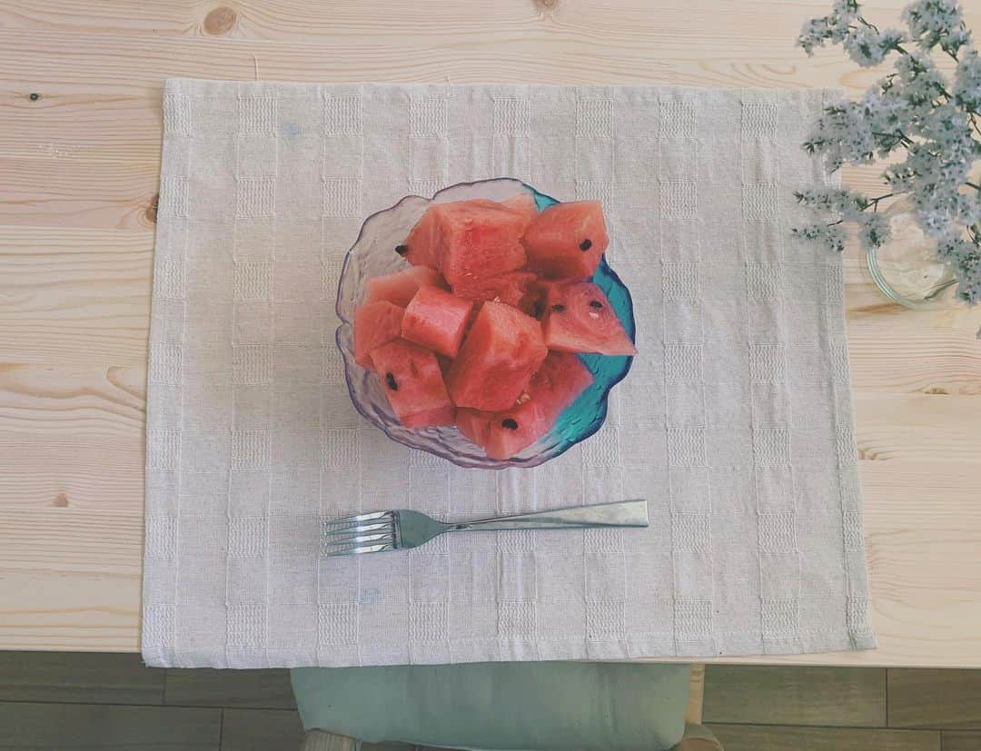 江夏詩織さんのインスタグラム写真 - (江夏詩織Instagram)「大好物🍉 #おうち時間」5月24日 15時57分 - shiori_enatsu