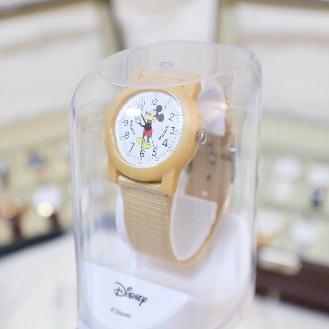 Kanaさんのインスタグラム写真 - (KanaInstagram)「ㅤ ㅤ 再開後パークにつけていきたい @voga.voga のミッキーウォッチ🐭⌚️❤️ ㅤ ㅤ 腕がくるくる回るんだよ可愛い。。。 リゾラのランドステーションにある 時計みたい🕰❣️ ㅤ 34mmで付けやすくてよいよい🙆🏻‍♀️💓 ㅤ ㅤ ㅤ ㅤ いつもコーデ組んでる時 腕時計はどれにしようかなって 考えるのも楽しくて、 当てては戻してを 鏡の前で繰り返してます😂⌚️♻️ ㅤ ㅤ ㅤㅤㅤㅤ あとたまにご質問いただくのですが、 腕時計とアクセサリーの一部の収納は こんな感じでしてます( 3枚目参照 )！ 6本収納のとかもあったので便利◎ ㅤㅤㅤㅤ 時計はすでに入りきっていないので 左のボックス追加購入を検討中👀💭📦 ㅤ amazonでㅤ" 腕時計 収納 " って調べるとすぐ出てきます🔎 ご参考までに✌🏻 ㅤ ㅤ ㅤ ㅤ ㅤㅤ ㅤ ㅤ #vogavoga #ミッキー #ミッキーマウス #レトロミッキー #オールドミッキー #ミッキー時計 #腕時計 #ディズニー #収納 #mickeymouse #disney #watch」5月24日 15時58分 - kalnnas2