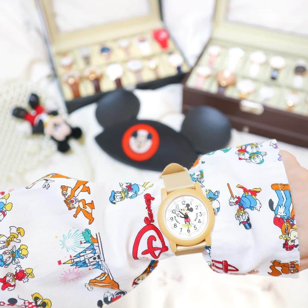 Kanaのインスタグラム：「ㅤ ㅤ 再開後パークにつけていきたい @voga.voga のミッキーウォッチ🐭⌚️❤️ ㅤ ㅤ 腕がくるくる回るんだよ可愛い。。。 リゾラのランドステーションにある 時計みたい🕰❣️ ㅤ 34mmで付けやすくてよいよい🙆🏻‍♀️💓 ㅤ ㅤ ㅤ ㅤ いつもコーデ組んでる時 腕時計はどれにしようかなって 考えるのも楽しくて、 当てては戻してを 鏡の前で繰り返してます😂⌚️♻️ ㅤ ㅤ ㅤㅤㅤㅤ あとたまにご質問いただくのですが、 腕時計とアクセサリーの一部の収納は こんな感じでしてます( 3枚目参照 )！ 6本収納のとかもあったので便利◎ ㅤㅤㅤㅤ 時計はすでに入りきっていないので 左のボックス追加購入を検討中👀💭📦 ㅤ amazonでㅤ" 腕時計 収納 " って調べるとすぐ出てきます🔎 ご参考までに✌🏻 ㅤ ㅤ ㅤ ㅤ ㅤㅤ ㅤ ㅤ #vogavoga #ミッキー #ミッキーマウス #レトロミッキー #オールドミッキー #ミッキー時計 #腕時計 #ディズニー #収納 #mickeymouse #disney #watch」