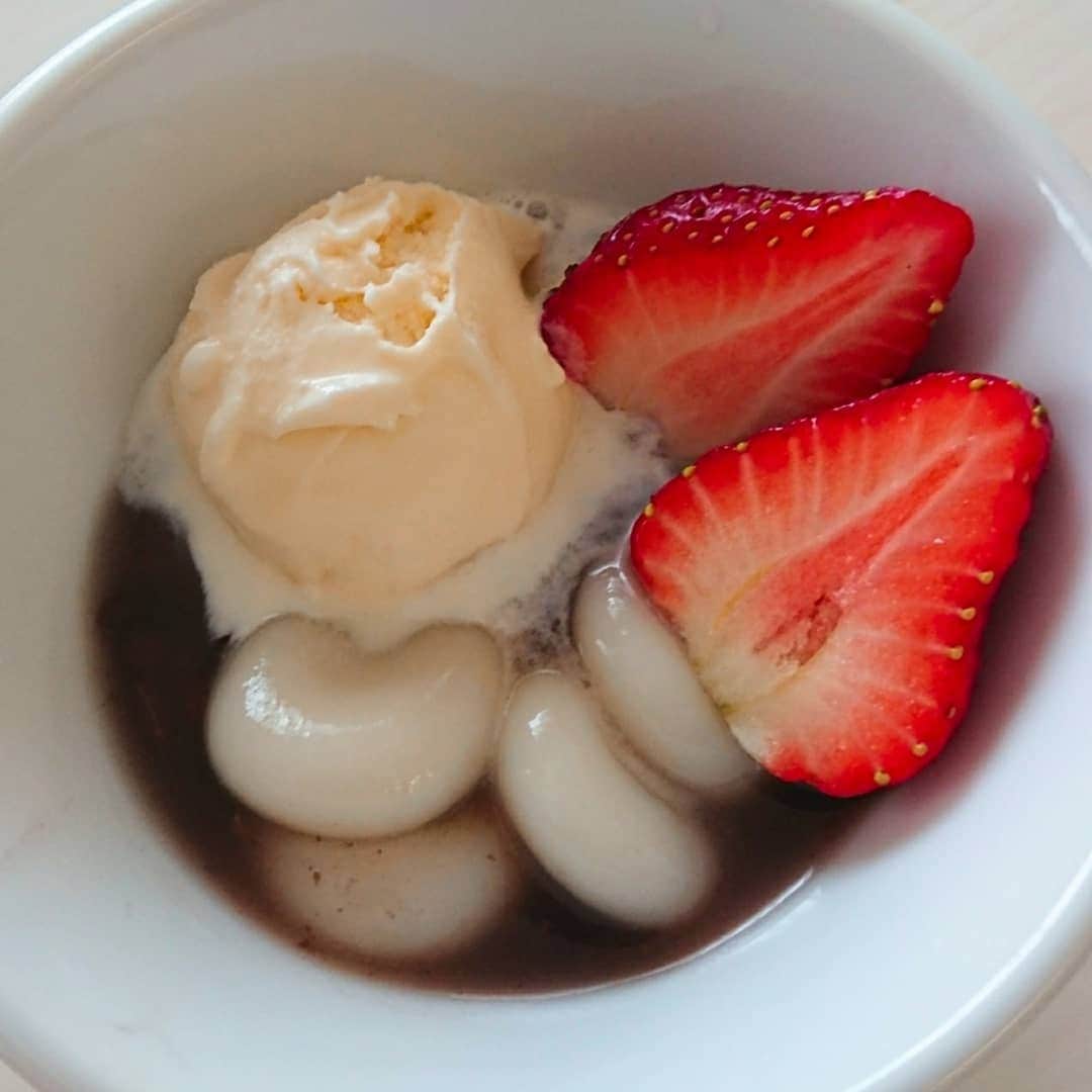 中田有紀さんのインスタグラム写真 - (中田有紀Instagram)「最近のブームは白玉づくり。子供の頃よく作った。懐かしいなぁ😊 シンプルに白玉ぜんざいもいいけど、アイスとイチゴを加えてみたら、雪見だいふくと苺大福を同時に食べているような贅沢な味わいになった💕 #白玉 #今日のおやつ #mowが溶けるの早い」5月24日 15時59分 - akinakada0508