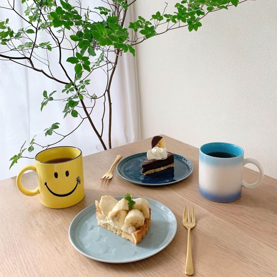 Sayakaのインスタグラム：「* タルトもガトーショコラも美味しかった🤤🍌💕. お腹いっぱいでお昼寝してのんびり幸せな休日☕️💓 . . . #おうち時間 #おうちカフェ #stayhome」