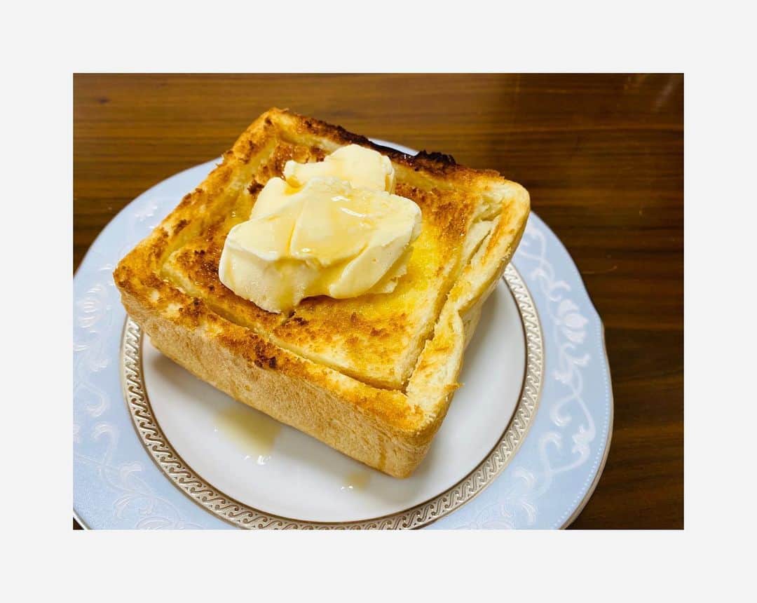 上山真未さんのインスタグラム写真 - (上山真未Instagram)「﻿ ずっとやってみたかったんです…﻿ ﻿ ﻿ ﻿ おうちで #ハニートースト ！！！🍞✨﻿ ﻿ 食パンを贅沢に使って、﻿ ちゃっかりアイスクリームものせました✌️﻿ ﻿ 良い休日です。﻿ ﻿ ﻿ #上山真未 #おうち時間  #おうちカフェ」5月24日 16時03分 - ueyama_mami