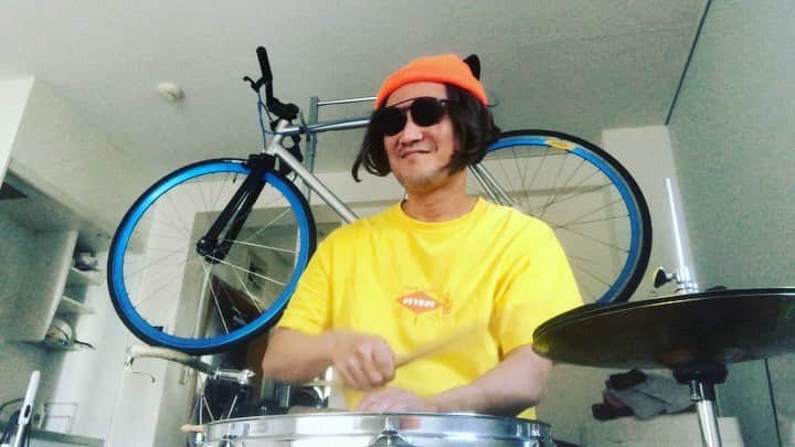 おたこぷーのインスタグラム：「自宅ドラム漫談　こんやん(来ない) #待てば待つほど #おうち時間」