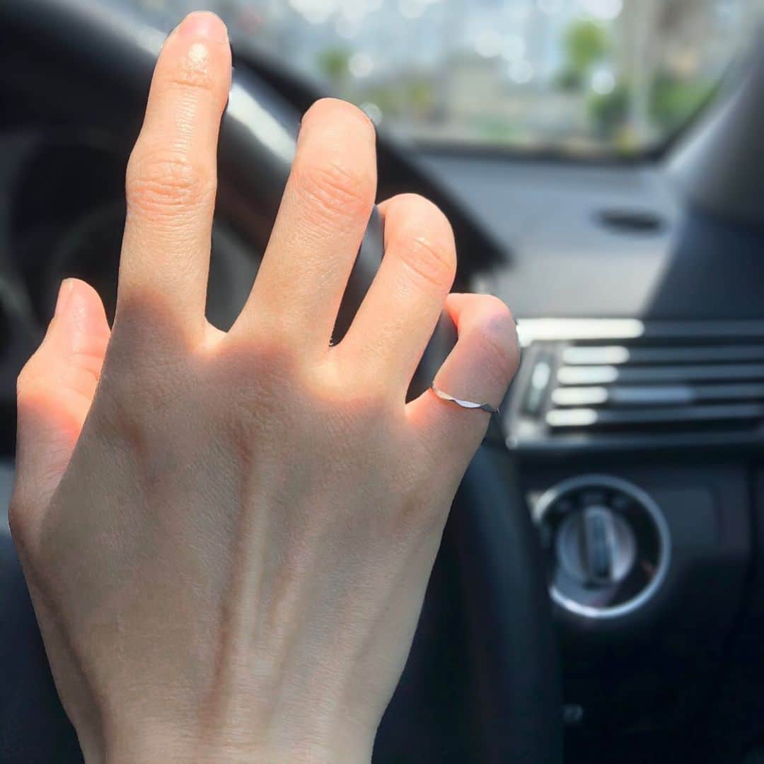 のインスタグラム：「さりげなく手元のお洒落  #ピンキーリング  普段は結構ガツガツつけるけど シンプルに1つだけも可愛い  @fing_official のです 300円offクーポン「asuka300」  是非お使い下さい♥️ #手元倶楽部  #手元くら部  #リング #ring #ファッション通販」