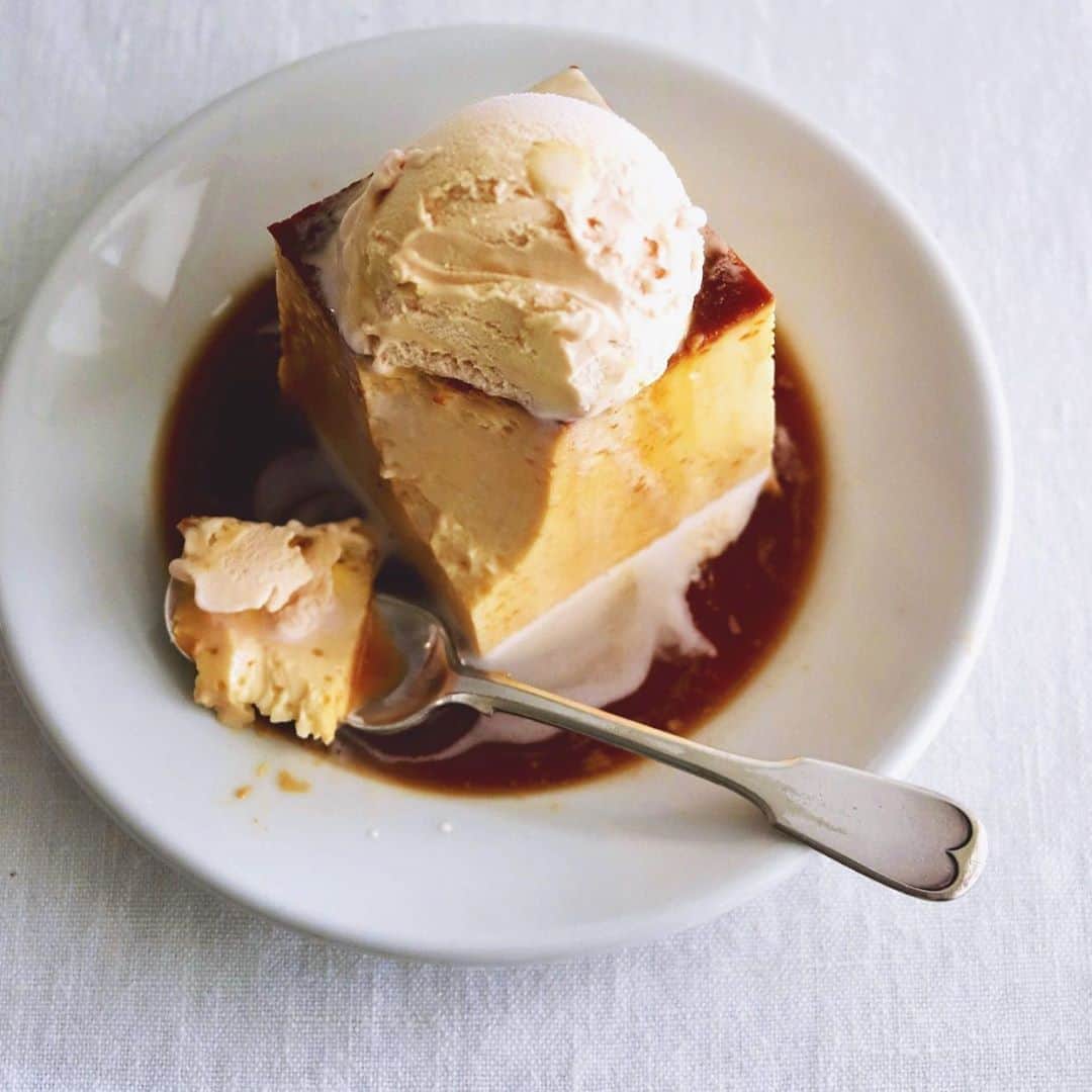 樋口正樹さんのインスタグラム写真 - (樋口正樹Instagram)「Pudding 🍮 . 朝ご飯の玉子焼き。 甘く、湯煎で固め、 ひと晩冷やしてて、 プリンと言います。 バニラアイスのせ。 . . . #朝からプリン #たまご料理 #卵料理 #プリン #固めのプリン #朝スイーツ #pudding」5月24日 7時19分 - higuccini