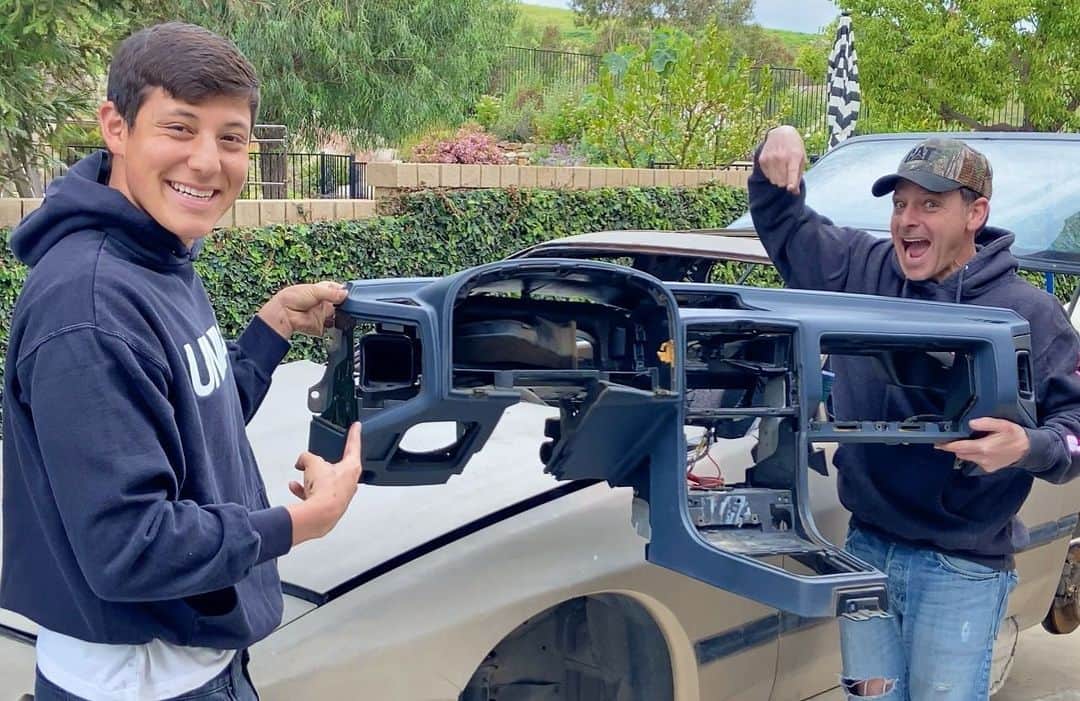 スティーブのインスタグラム：「The Kid has taken this RX-7 project to a whole new level! WOW!  Full blue interior swap and this car is starting to look good!! 俺も若い時から色々な車DIYをしてきましたが、今回あっちゃんのダッシュボード取り付け挑戦に驚いた！どんどんいい感じに変わっていく頭文字d サバンナRX-7 FC 親子DIYプロジェクト！ new video now live!!! #rx7fc #rx7 #rotaryengine #rotary #initiald #頭文字d #あっちゃん　#マツダ」