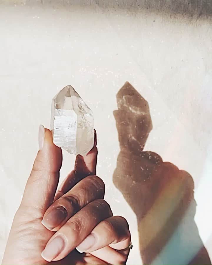 Manamiのインスタグラム：「crystal quartz🌞 浄化と共に瞑想の朝🧘🏼‍♀️💫🪐 ㅤ 昨日は最後のセミナー&おつかれさま会 ありがとうございました🌙 セミナーにご参加頂いたたくさんの皆様、 ありがとうございました🌼🌼🌼 Stay home中に出来ること、 それが自分だけの為だけではなくて 誰かの為になったらいいなって思っていて ちゃんと実現できていたらいいな😌 初めてのことだったし、他で誰もやってなかったから 本当に、最初は集まっても20人くらいかな〜 って言う気持ちだったので まさか600名以上の方が参加してくださるとは😳 3セミナー受けてくださった方もたくさんいて みなさんの気合いを感じました🔥 こんなにInstagramを通して たくさんの方と関われるとは思ってなかった！ そして一瞬の出来事のようでした🤯 その一瞬で、私たちの想いと気合いが伝わったと思います🔥 知ってやるのと、知らないでやるのは 全く世界が違う！でしょ？😊 皆様の今後に生かしてもらえますように💫」