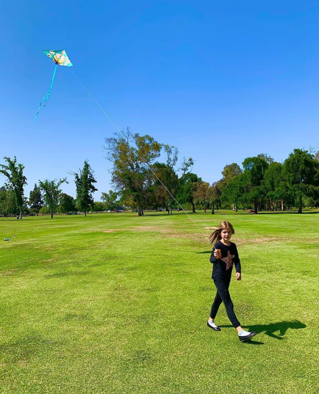 タック・ワトキンスのインスタグラム：「This is not casual kite flyer Katie McCallister’s first rodeo.」