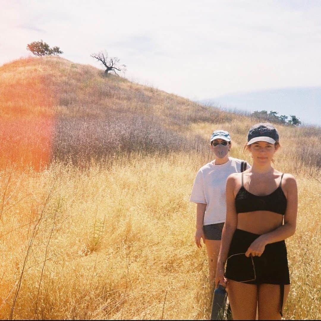 ライリー・キーオさんのインスタグラム写真 - (ライリー・キーオInstagram)「Me, riley, hiking 🥾 📷 @georgieflores」5月24日 7時53分 - rileykeough