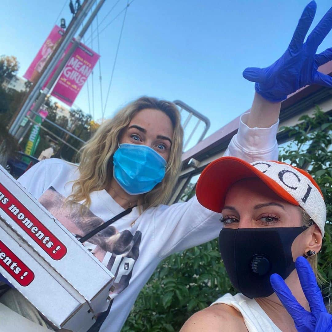 ケイティ・ロッツさんのインスタグラム写真 - (ケイティ・ロッツInstagram)「Pizza delivery! @katiecassidy」5月24日 8時11分 - caitylotz