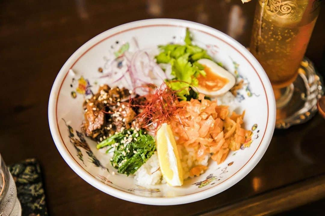 福田瞳さんのインスタグラム写真 - (福田瞳Instagram)「#福田のすきなもの 011 @whims_coffee_and_bar の ルーローハン . . 昨日食べて、めちゃくちゃ美味しくて感動しました。台湾料理だそうです。 食べたことない美味しさで、ペロッといっちゃいました。 Uberもやっているのでぜひ、気になった人食べて欲しい！！！です！ お店の人いわく、日本人が好きな味に改良しているそうです。 本当に、お世辞抜きでめちゃくちゃ美味しかった。 ハンバーガー屋さんだけども。 ルーローハンイチオシ🥺 #whimscoffeeandbar  #ルーローハン #ウーバーイーツ #台湾料理 . . 今日も食べたいから、Uberします。」5月24日 8時11分 - fukudahitomi610