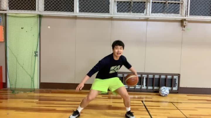 栗原祐太のインスタグラム：「【今日のやってみよう】 ワンドリブル→レッグスルー→ビハインド→ビハインド 出来るだけ早く強く🔥 20秒間全力で💪  詳細、フルバージョン↓ https://youtu.be/dOyQDRLKL8s  チャンネル登録者ご協力お願い致します🙇‍♂️ http://www.youtube.com/channel/UC91kuxrhvM3s5GyoPA-OvlQ?sub_confirmation=1  #栗原祐太 #kyus #栗ニック #kuriちゃんねる #youtube #youtubechannel  #バスケットボール #練習用　#molten」
