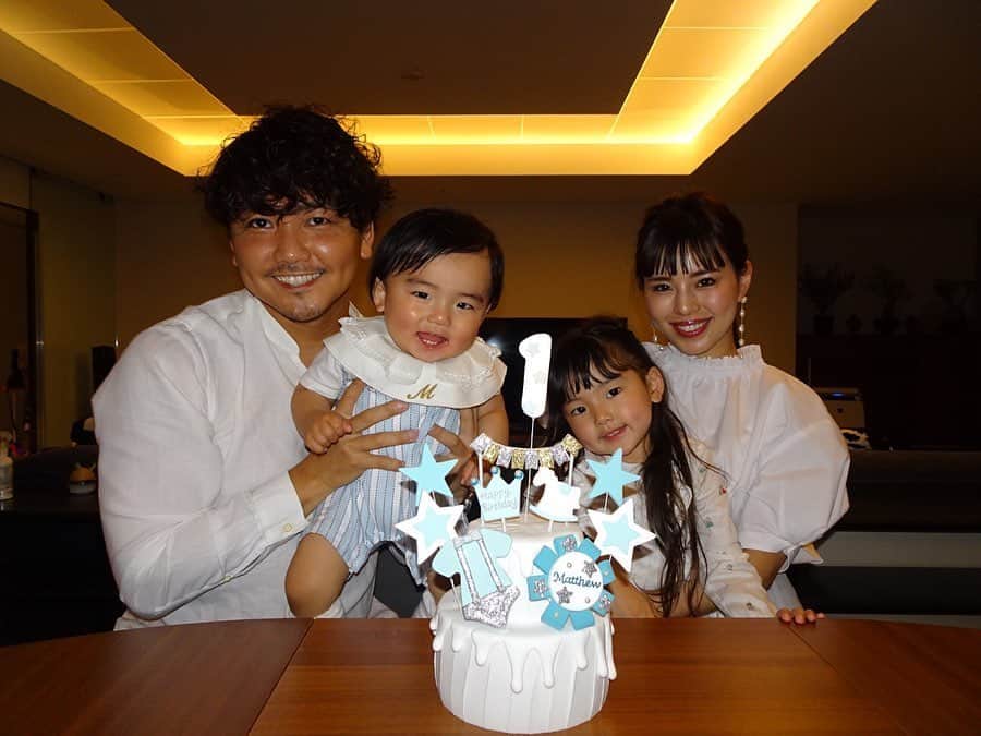 嵜本将光 のインスタグラム：「・ ・ ・ ・ ・ HAPPY BIRTHDAY🎂 Matthew✨✨✨ ・ ・ あっという間に1歳。 ・ お陰様で健康でわんぱくで甘えん坊に成長しています☺️ ・ ・ ・ ﻿Special thanks🙏✨ @ooo_clay.cake_ooo  #クレイケーキ ﻿・ ・ ﻿・ ・ ・ ・ ・ ・ ﻿・ ﻿・ --------------------------- #girl#boy#babyboy#cute#cake#babyfashion #kidsfashion #1歳誕生日 #ファーストバースデー#バースデーフォト#男の子ベビー#女の子ベビー#バースデーケーキ#アニバーサリーケーキ#アニバーサリーフォト#ベビライフ#お誕生日#お誕生日ケーキ#誕生日#誕生日ケーキ#1才#1歳」
