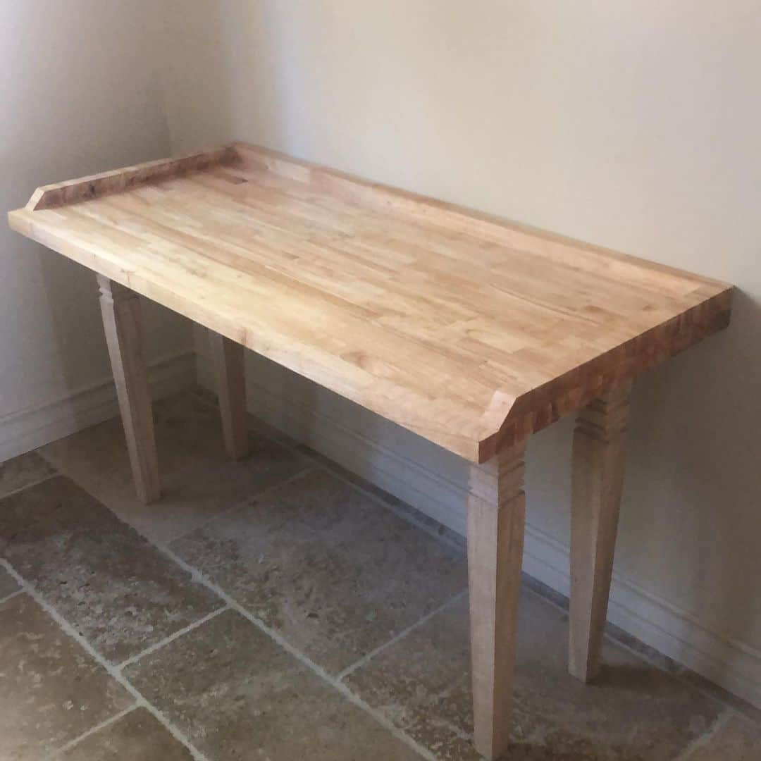 エレナ・サチンのインスタグラム：「My beautiful new butcher table built by @tysonritter 😍」