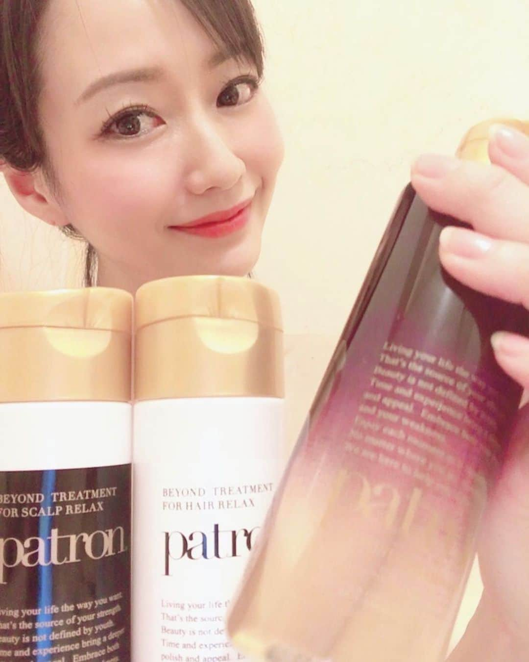 吉山りささんのインスタグラム写真 - (吉山りさInstagram)「『patron』ビヨンドのヘアケアを頂きました🛀🚿 ✨ 結論からお伝えします💍 『めちゃくちゃ良い😍💕』 ✨ 商品を使う前、HPを見て 良さそうだなー とは思ってましたが、いや〜ビックリ😍👀‼ ✨ 想像をはるかに超えてきました❤（笑） ✨ もうねー洗って乾かしてる時から違う✨ 🌈  乾かし終わって、髪の毛触ったら 『え？』 って驚いたくらいツルッツル😍 ✨ 乾かしたあとなのに 濡れたロングヘアを撫でてるみたい✨ ✨ 正直、香りの期待が1番でしたが、それ以上に髪の毛の生き返った感じがハンパない🥰 ✨ 最近ヘアメイクさんに 『髪の毛がめちゃくちゃ痛みやすくて😩』 と言ったら 「生きてるだけで痛みますもんね」 って言われてめちゃくちゃ納得😂 ✨ 洗う→与える→整える このビヨンドシリーズの3ステップでこんなにも変わるのか😍  18種類の美容成分が吉山りさの髪の毛にミラクルを起こしてくれました🥰✨ ✨ 写真のコームはトリートメントをより浸透させてくれるんですが、これまた使いやすい😍 初めて使いましたがハマりました💕 @patron.tokyo ✨ 香りはフワフワと言うより、 しっかり香る💕芯から香る💕  香りフェチの私は、時間で3変化する香りに何度もクンクン😍（笑） ✨ 久々に良いヘアケアに出逢え幸せです💓  商品もリボンで届き、まるで誕生日がきた錯覚に😂🎁 ✨ トラベルsetまでありがとうございました☺️ お風呂の楽しみまた増えました🛁💕 ✨ ✨ 🛁 ✨ ✨  #頭皮ケア #髪質改善 #patron #ビヨンドシャンプー #ビヨンド #ノンシリコン  #泡立ち も良いし#泡パック も楽しい  #頭皮マッサージ #地肌ケア #リフトアップ #エイジングケア #ダメージケア #肩こり #安眠 #疲労回復 #頭皮マッサージ してもらいたい笑 #マッサージ #massage #お風呂 #バスタイム  #hair #ロングヘア #ツヤツヤ #香り #ヘアフレグランス #treatment #コーム  #女の生きがいは女です ↑ #コンセプト 素敵😍 #gift 🎁」5月24日 8時42分 - oreorerisa