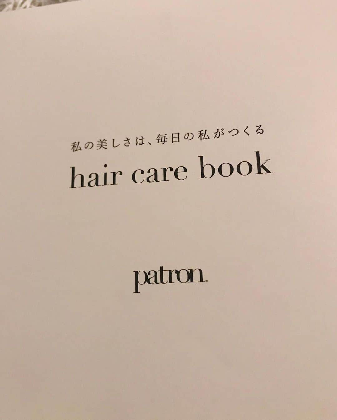 吉山りささんのインスタグラム写真 - (吉山りさInstagram)「『patron』ビヨンドのヘアケアを頂きました🛀🚿 ✨ 結論からお伝えします💍 『めちゃくちゃ良い😍💕』 ✨ 商品を使う前、HPを見て 良さそうだなー とは思ってましたが、いや〜ビックリ😍👀‼ ✨ 想像をはるかに超えてきました❤（笑） ✨ もうねー洗って乾かしてる時から違う✨ 🌈  乾かし終わって、髪の毛触ったら 『え？』 って驚いたくらいツルッツル😍 ✨ 乾かしたあとなのに 濡れたロングヘアを撫でてるみたい✨ ✨ 正直、香りの期待が1番でしたが、それ以上に髪の毛の生き返った感じがハンパない🥰 ✨ 最近ヘアメイクさんに 『髪の毛がめちゃくちゃ痛みやすくて😩』 と言ったら 「生きてるだけで痛みますもんね」 って言われてめちゃくちゃ納得😂 ✨ 洗う→与える→整える このビヨンドシリーズの3ステップでこんなにも変わるのか😍  18種類の美容成分が吉山りさの髪の毛にミラクルを起こしてくれました🥰✨ ✨ 写真のコームはトリートメントをより浸透させてくれるんですが、これまた使いやすい😍 初めて使いましたがハマりました💕 @patron.tokyo ✨ 香りはフワフワと言うより、 しっかり香る💕芯から香る💕  香りフェチの私は、時間で3変化する香りに何度もクンクン😍（笑） ✨ 久々に良いヘアケアに出逢え幸せです💓  商品もリボンで届き、まるで誕生日がきた錯覚に😂🎁 ✨ トラベルsetまでありがとうございました☺️ お風呂の楽しみまた増えました🛁💕 ✨ ✨ 🛁 ✨ ✨  #頭皮ケア #髪質改善 #patron #ビヨンドシャンプー #ビヨンド #ノンシリコン  #泡立ち も良いし#泡パック も楽しい  #頭皮マッサージ #地肌ケア #リフトアップ #エイジングケア #ダメージケア #肩こり #安眠 #疲労回復 #頭皮マッサージ してもらいたい笑 #マッサージ #massage #お風呂 #バスタイム  #hair #ロングヘア #ツヤツヤ #香り #ヘアフレグランス #treatment #コーム  #女の生きがいは女です ↑ #コンセプト 素敵😍 #gift 🎁」5月24日 8時42分 - oreorerisa